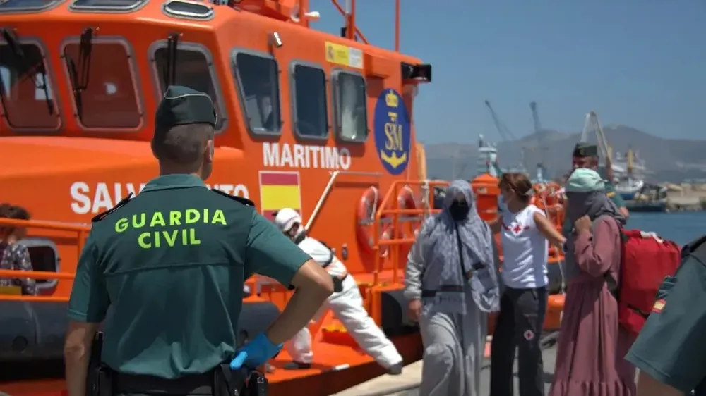Los barcos de rescate, alerta por la aparición de pateras en el mar.