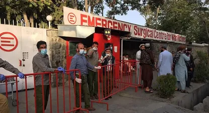 Los miembros del personal médico afgano se encuentran en la entrada de un hospital mientras esperan recibir a las víctimas de una explosión en Kabul.