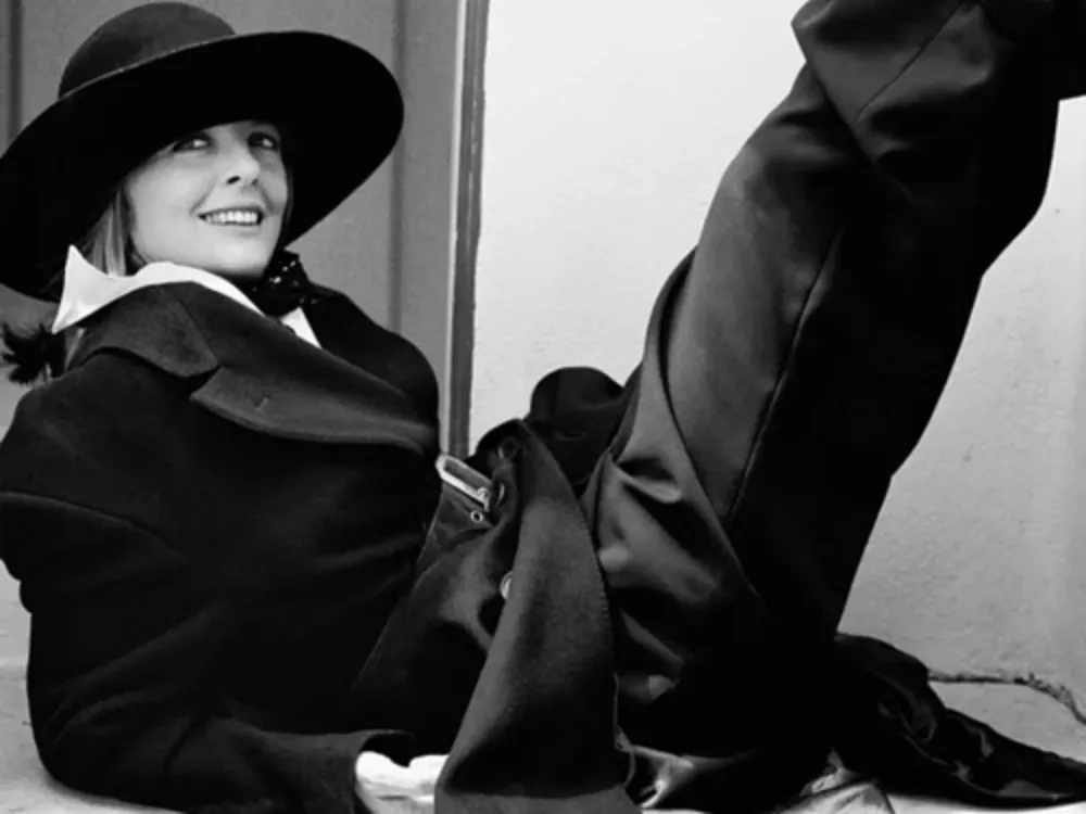 Ahora y siempre cuesta $ 490 y contiene imágenes a color de la actriz