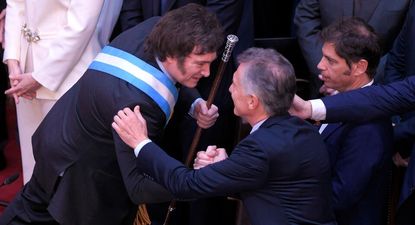El presidente Javier Milei saluda a Mauricio Macri en el día de su asunción