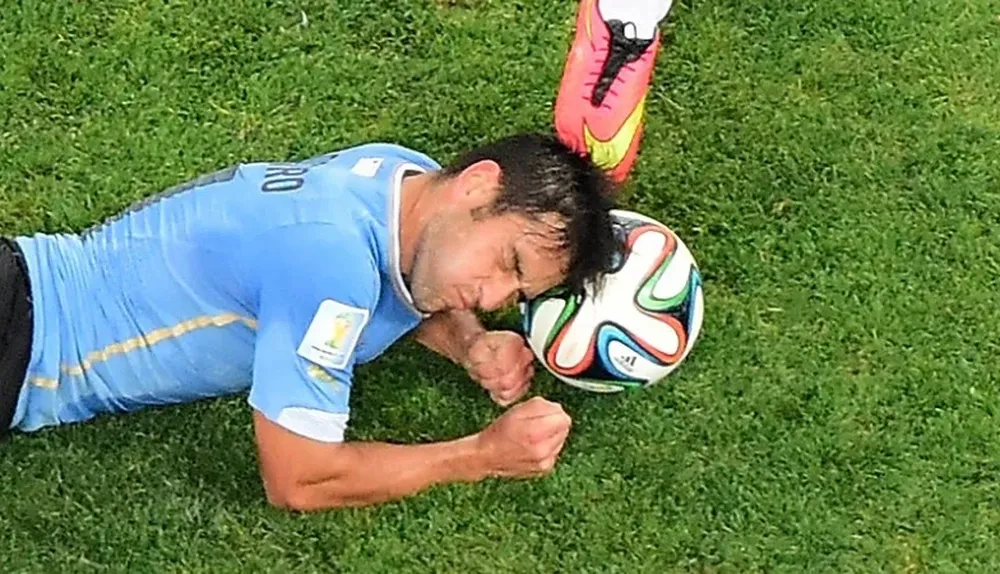 Nicolás Lodeiro tranca con la cabeza