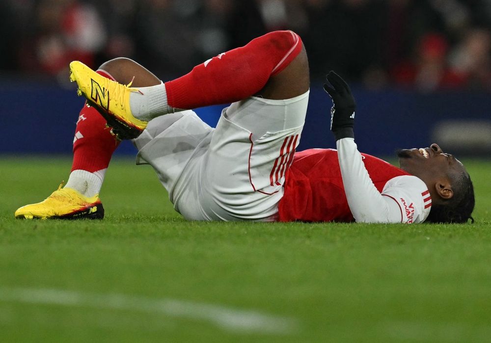 Eberechi Eze lesionado en el partido ante Bayer Leverkusen por Liga de Campeones