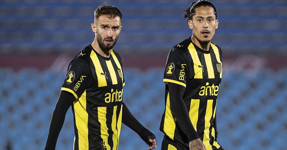 Germán Pezzella y Mauricio Lemos de Peñarol ante Albion por el Torneo Clausura