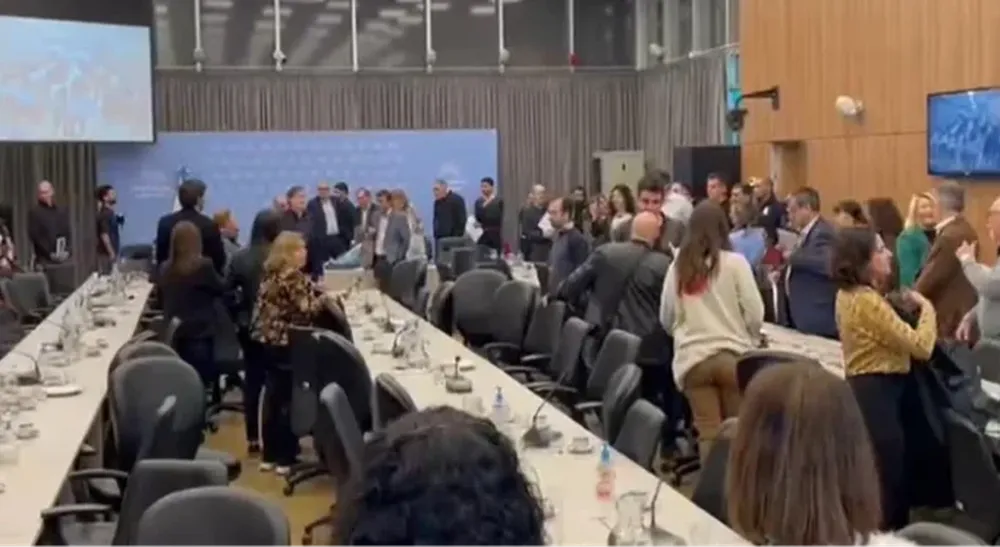 Debate en un plenario de comisiones