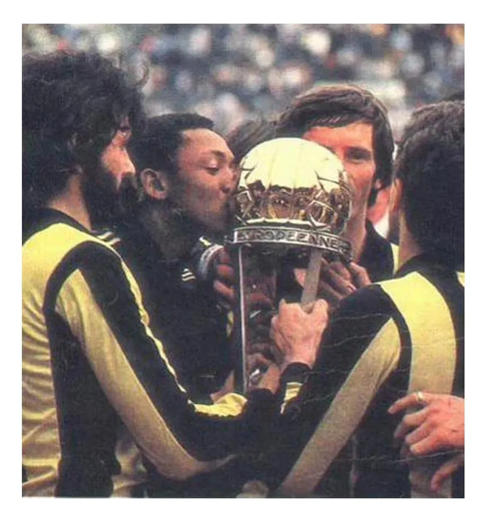 Los jugadores de Peñarol con la Intercontinental de 1982