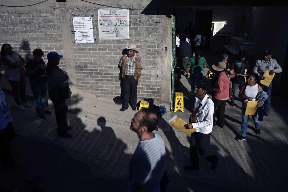 Claudia Sheinbaum va a votar en San Andrés Totoltepec, Tlalpan, en la Ciudad de México. Las encuestas indican que es la candidata con mayores chances de ganar. (AFP). Claudia Sheinbaum va a votar en San Andrés Totoltepec, Tlalpan, en la Ciudad de México. Las encuestas indican que es la candidata con mayores chances de ganar. (AFP).