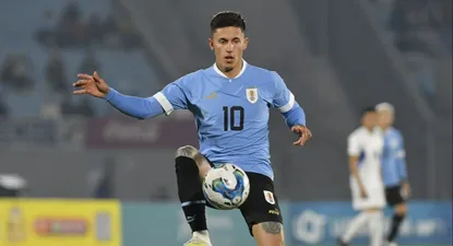 Brian Rodríguez con la 10 en Uruguay