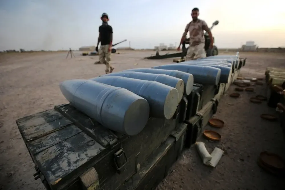 Luchadores chiitas preparan sus armas cerca de la ciudad de Fallujah en Iraq.