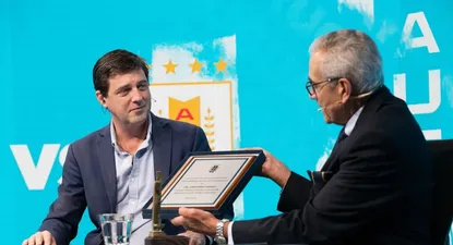 Ignacio Alonso le entrega la plaqueta a Gregorio Pérez en el homenaje de la AUF al ahora extécnico