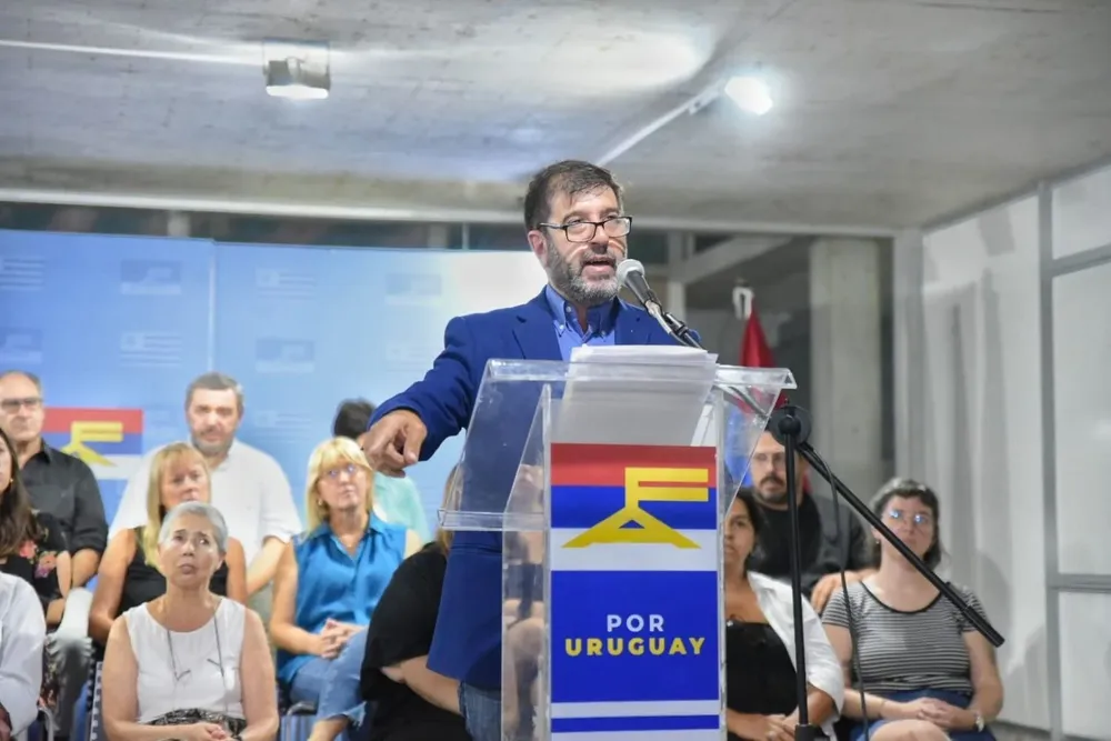 Fernando Pereira, presidente del Frente Amplio, fue el vocero de la oposición