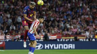Ronald Araujo en el partido contra el Atlético de Madrid en el que salió lesionado