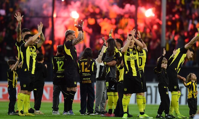 Bengalas en el saludo de Peñarol ante Defensor Sporting