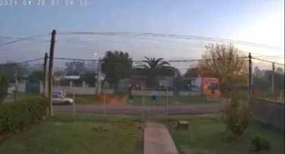 Captura del video donde el auto persigue a la adolescente