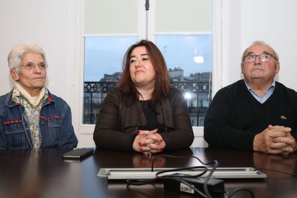La abogada Francesca Satta junto a familiares de presuntas víctimas de Le Scouarnec.