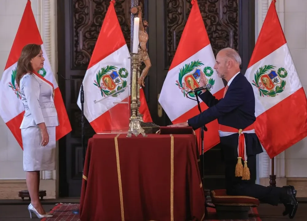 La presidenta peruana Dina Boluarte le toma juramento al nuevo canciller, Javier González-Olaechea.