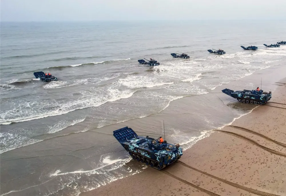 Según la simulación, miles de soldados chinos cruzarían el estrecho en una combinación de naves anfibias militares y barcos civiles de carga