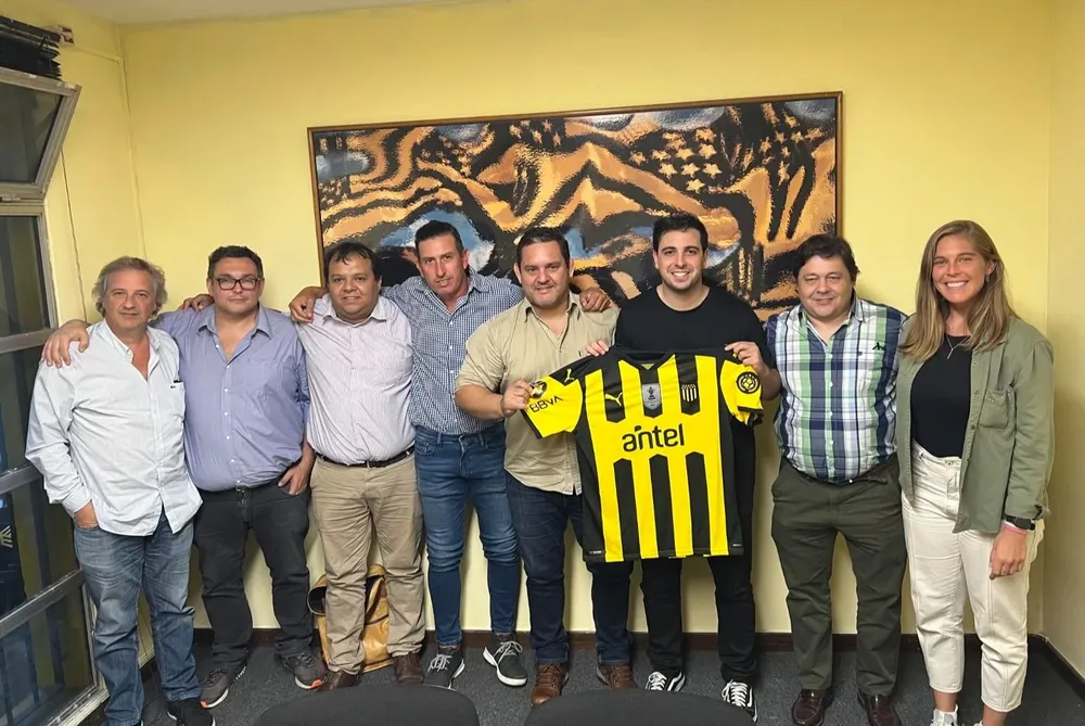 Javier Terra y Víctor Bedrossian con la camiseta de Peñarol