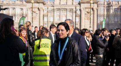 Díaz Ayuso abandonó en ambulancia la misa de la Almudena por una gastroenteritis ya recibió el alta médica