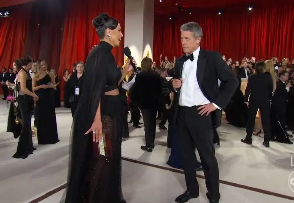 Hugh Grant durante la entrevista con Ashley Graham de ABC