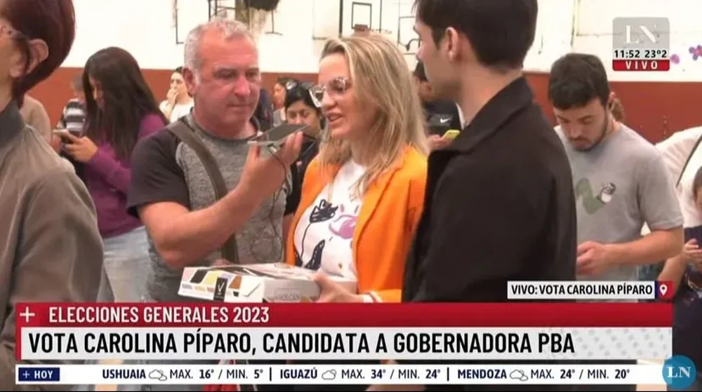Carolina Píparo en la fila para votar