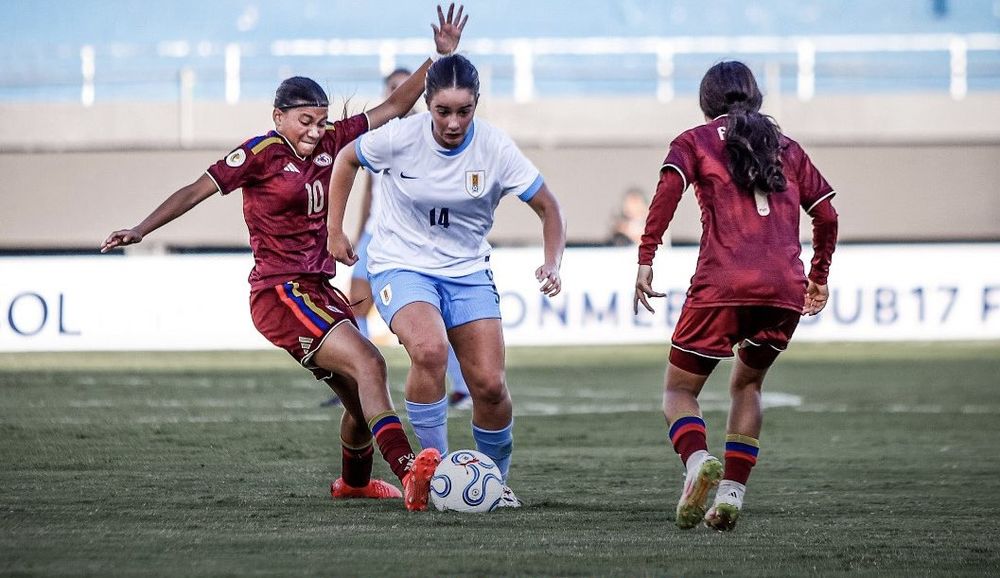 Lara Colmán de Uruguay ante Venezuela en el Campeonato Sudamericano femenino sub 17