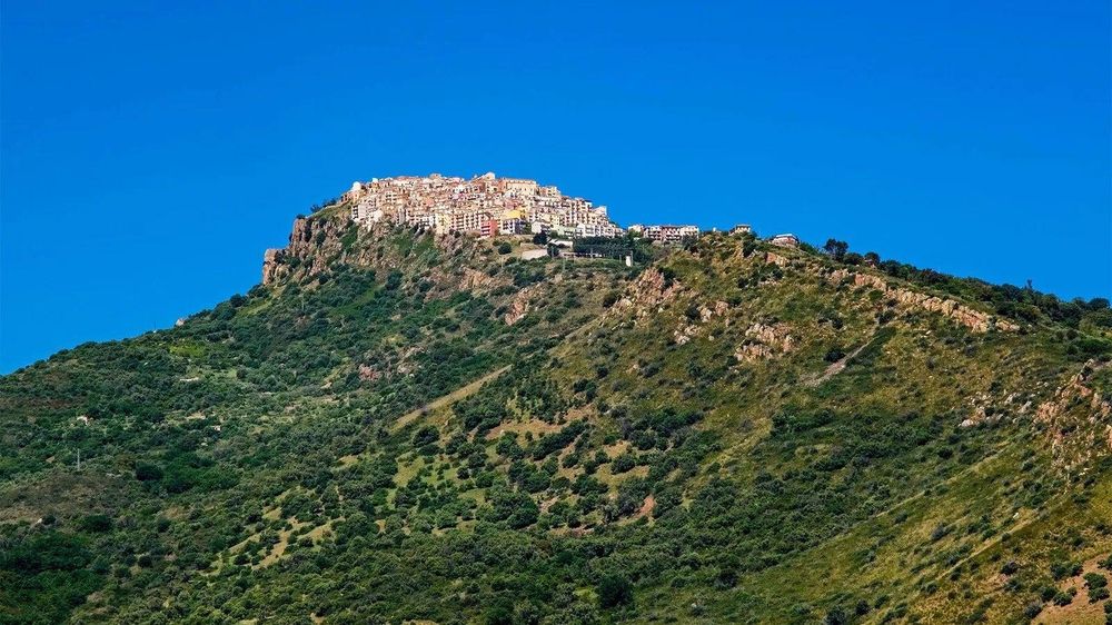 Pollina es una ciudad medieval en lo alto de una colina rodeada por las montañas Madonie.