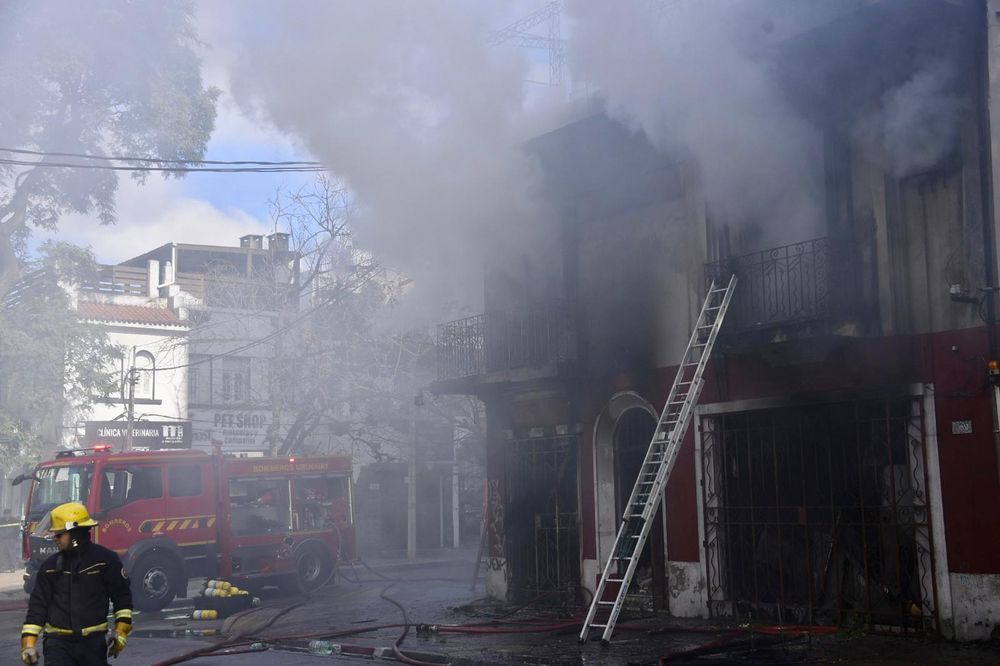 Trabajo de los bomberos en la casa que se incendió en Pocitos