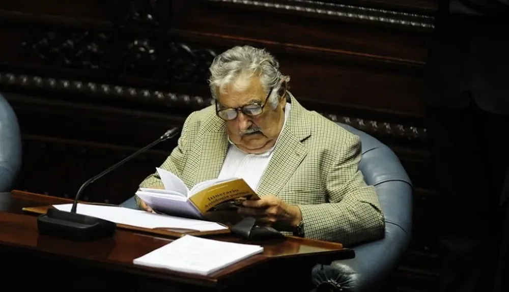 Uruguay, el senador José Mujica leyendo en la banca