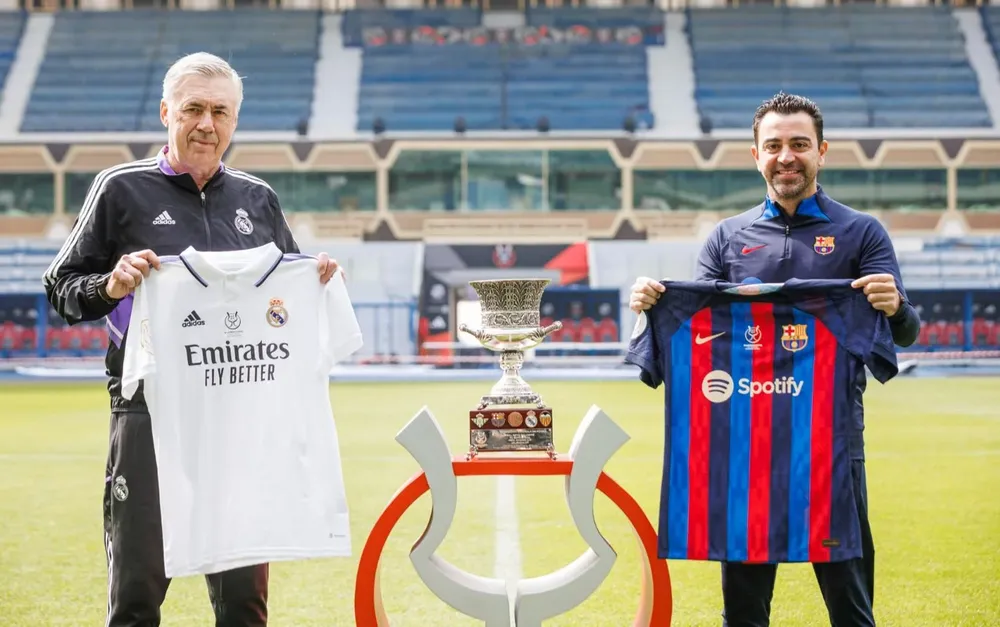 Los técnicos Ancelotti y Xavi, con la Supercopa