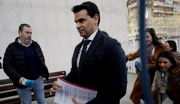 Alberto González Amador, ingresando a Tribunales.