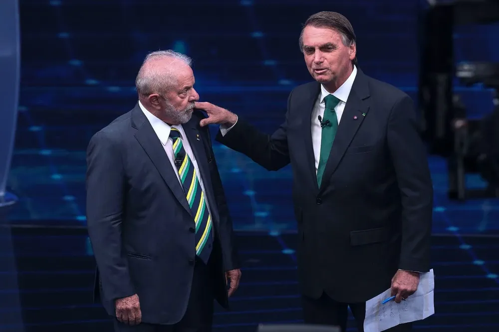 Lula da Silva y Jair Bolsonaro durante el debate presidencial este domingo en Brasil