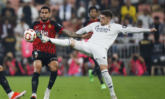 Federico Valverde de Real Madrid ante Omar Mascarell de Mallorca
