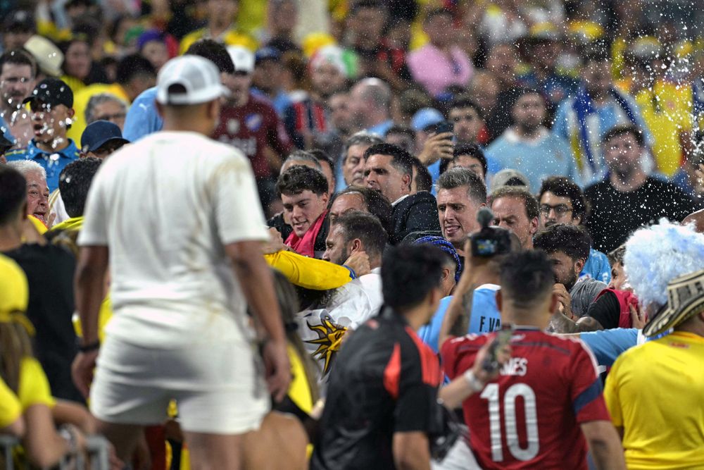 Facundo Pellistri en primer plano tratando de defender a su familia tras el partido entre Uruguay y Colombia por Copa América 2024 Facundo Pellistri en primer plano tratando de defender a su familia tras el partido entre Uruguay y Colombia por Copa América 2024