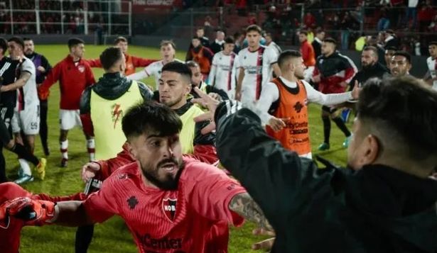 Bochornosa pelea en el final del partido por la Copa Argentina