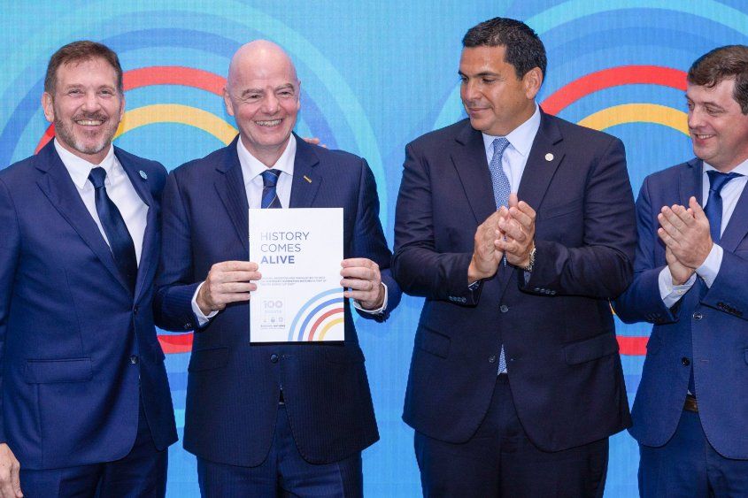 Gianni Infantino, presidente de FIFA, recibiendo la candidatura del Mundial 2030 junto a Alejandro Domínguez, presidente de Conmebol, e Ignacio Alonso&nbsp;