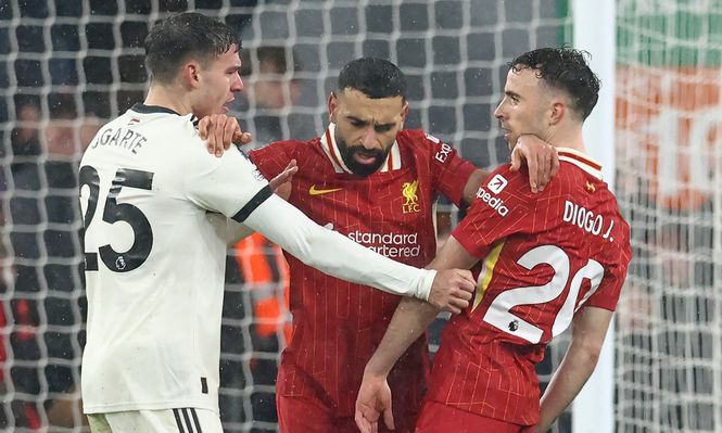 Manuel Ugarte increpó a Diogo Jota de Liverpool y Mohamed Salah llegó para separarlos