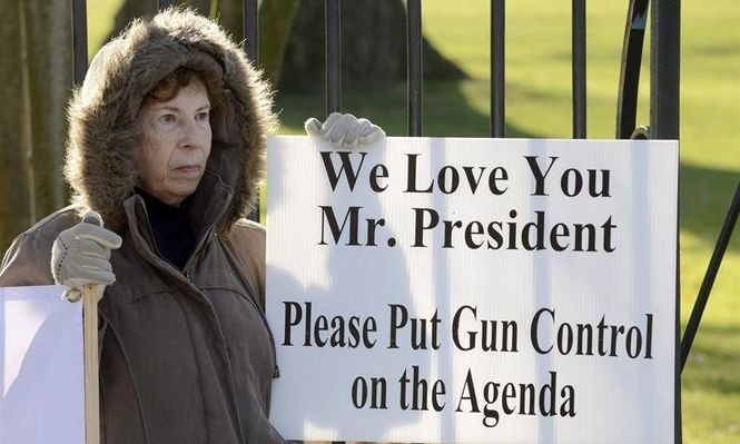 EUA- Lo amamos presidente. Por favor ponga el control de armas en su agenda, se lee en el cartel de la señora. Casa Blanca.