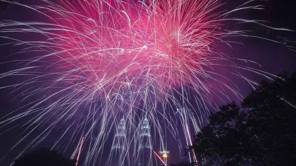 Kuala Lumpur, Malasia, recibió 2020 con coloridos fuegos artificiales sobre el cielo de las Torres Petronas.
