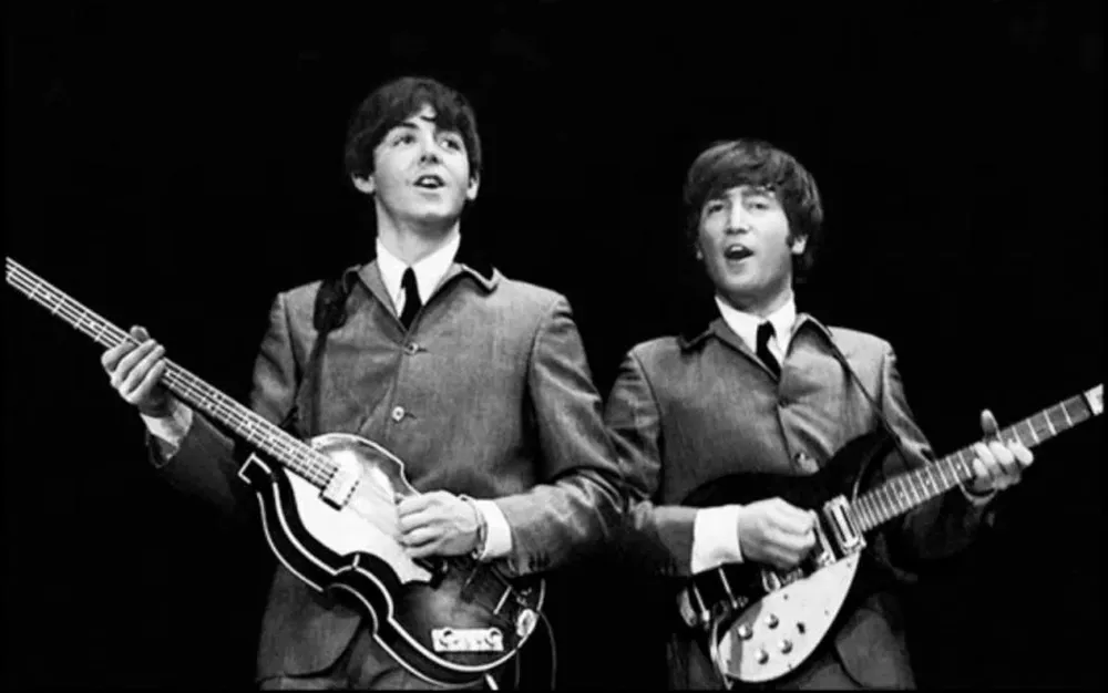 Paul Mc Cartney y John Lennon durante una presentación de la banda The Beatles