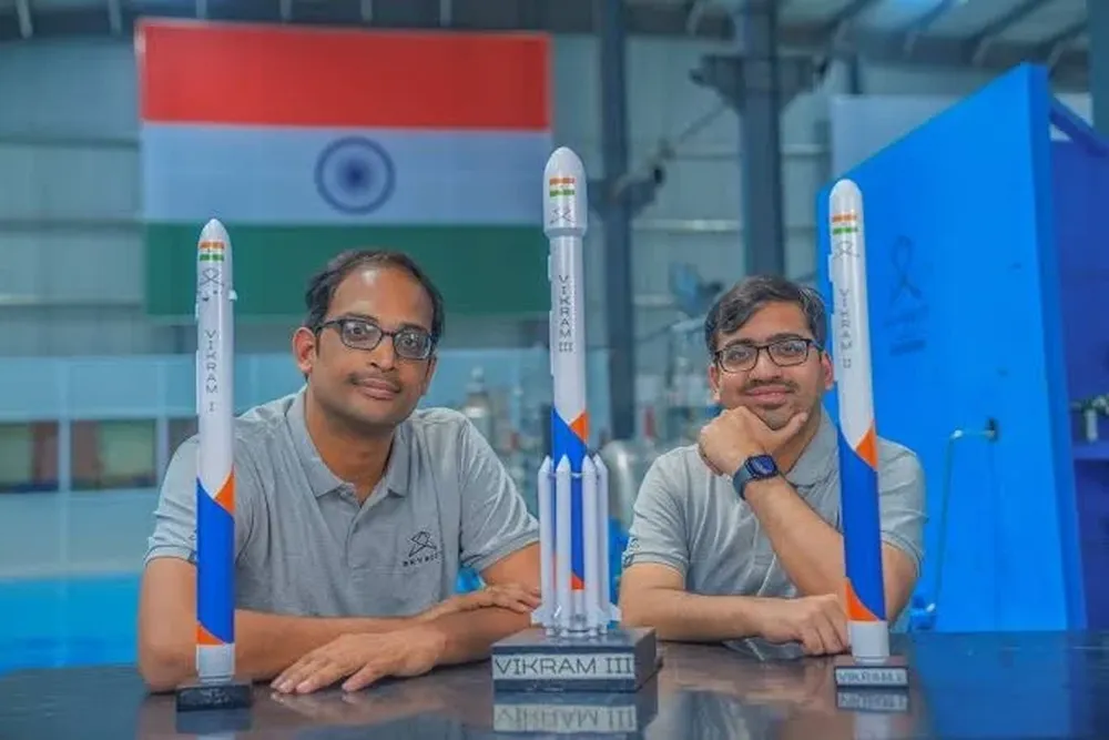 Pawan Kumar Chandana y Naga Bharat, fundadores de la empresa Skyroot Aerospace que lanzó el cohete Vikram al espacio.