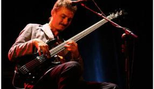 Pedro Aznar, el gran cantante, bajista y multiusos instrumentista argentino.
