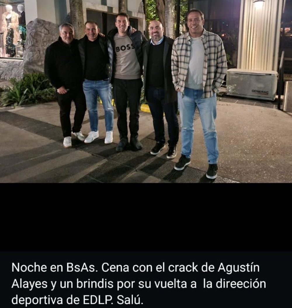 El primero desde la izquierda es el gerente general de Peñarol, Álvaro Alonso, en el medio, Agustín Alayes, junto al dirigente Marcelo Solomita y el presidente Ignacio Ruglio El primero desde la izquierda es el gerente general de Peñarol, Álvaro Alonso, en el medio, Agustín Alayes, junto al dirigente Marcelo Solomita y el presidente Ignacio Ruglio