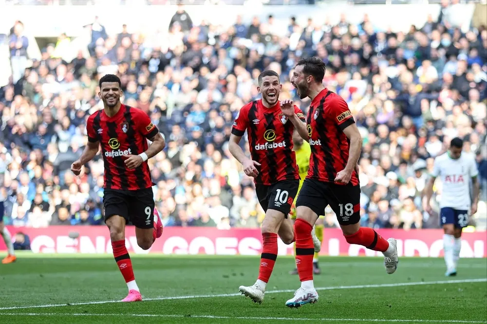 Matías Viña celebra su gol para Bournemouth ante Tottenham Hotspur