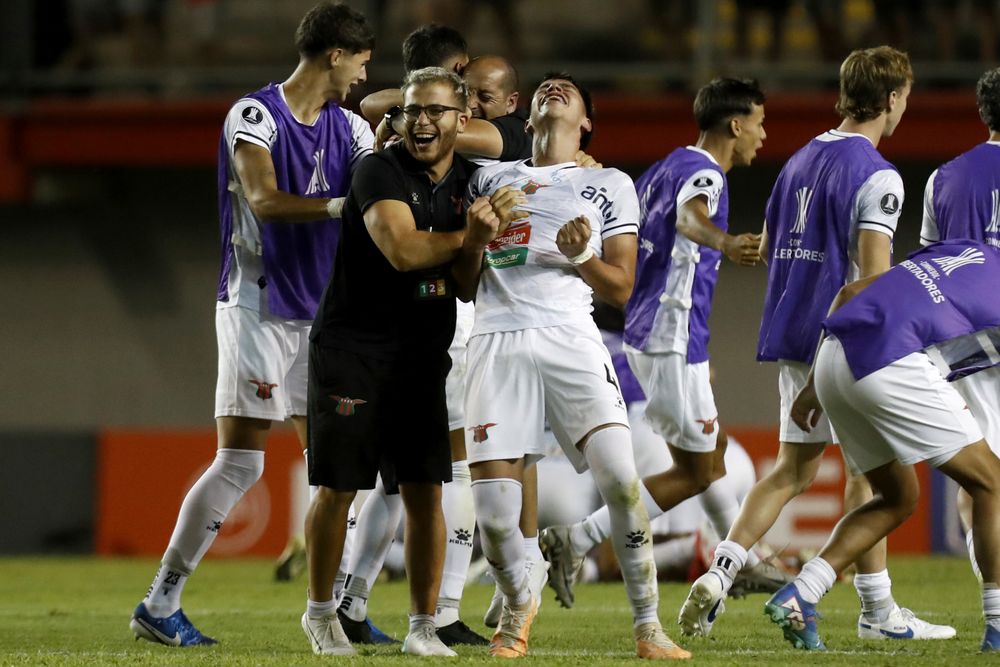 Jugadores de Boston River celebran al final de un partido de la segunda ronda de la Copa Libertadores ante Ñublense