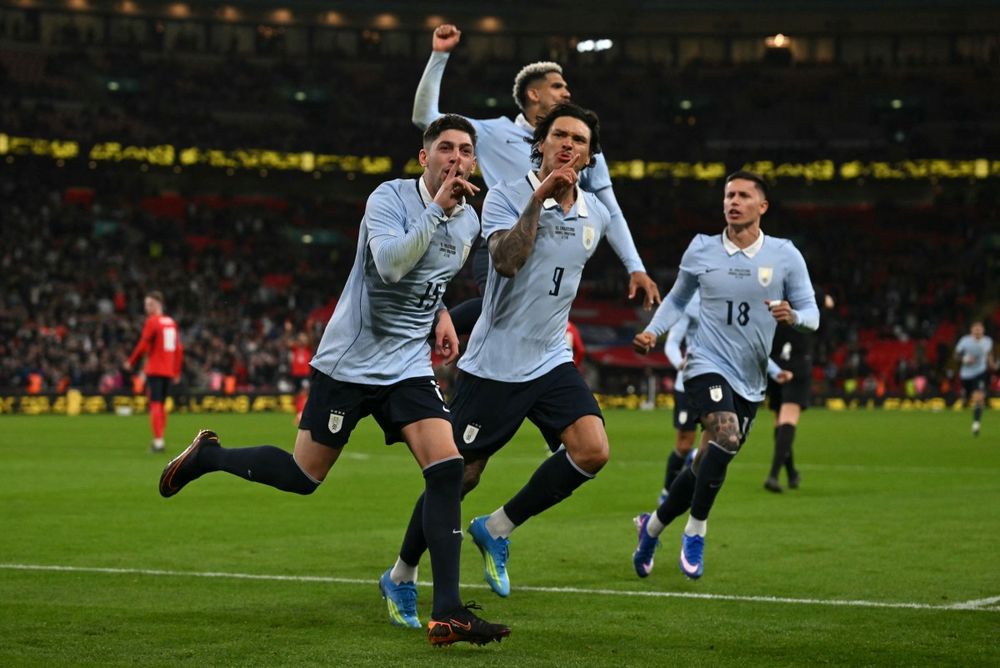 Federico Valverde y Darwin Núñez celebran con Ronald Araujo y Brian Rodríguez de Uruguay, el gol del empate en la hora ante Inglaterra