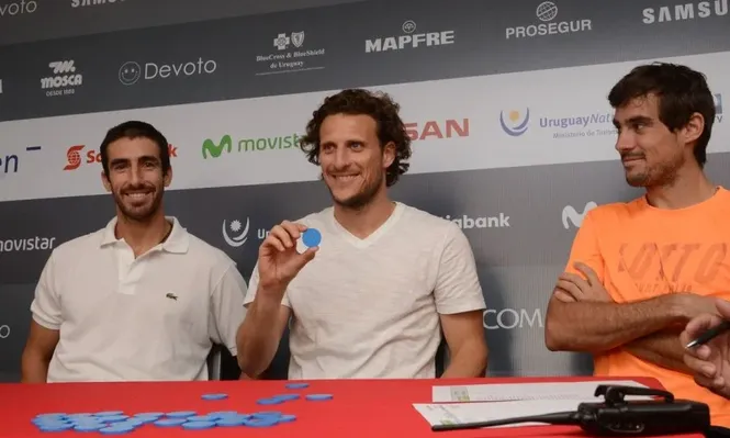 Diego Forlan y Pablo Cuevas junto a Guido Pella durante el sorteo del Uruguay Open