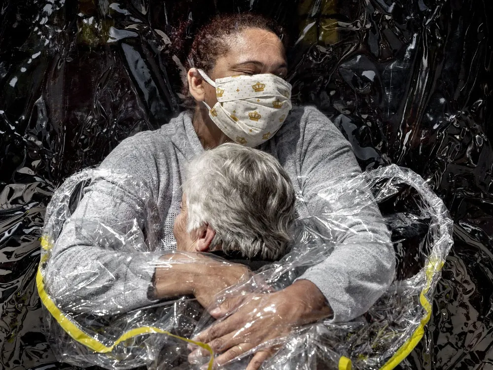 El World Press Photo del Año es para El primer abrazo, la fotografía del danés Mads Nissen que muestra a Rosa Luzia Lunardi mientras es abrazada por la enfermera Adriana Silva da Costa Souza