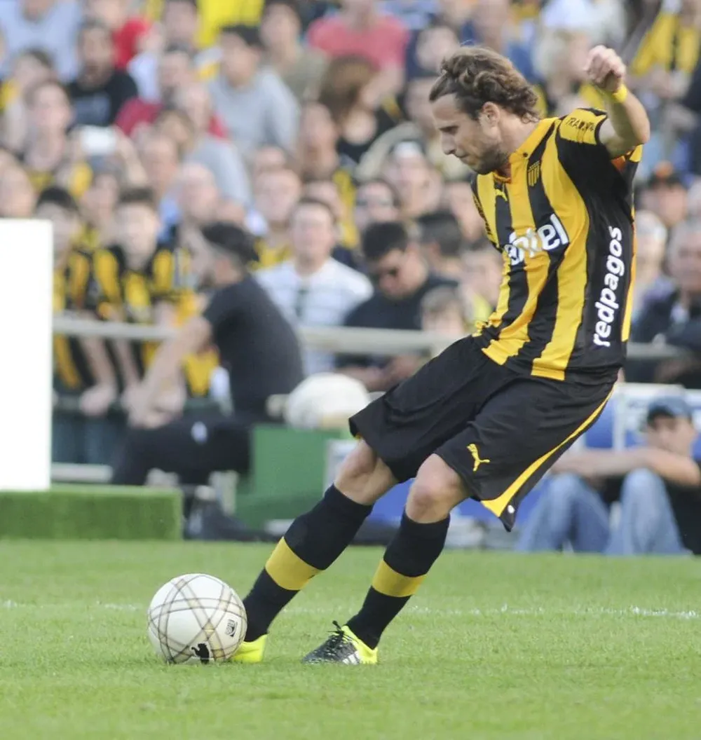 Diego Forlán aguarda su debut oficial con Peñarol ante Cerro