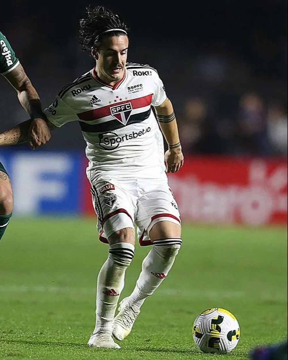 Luego de un comienzo complicado, Neves ahora es figura en Sao Paulo