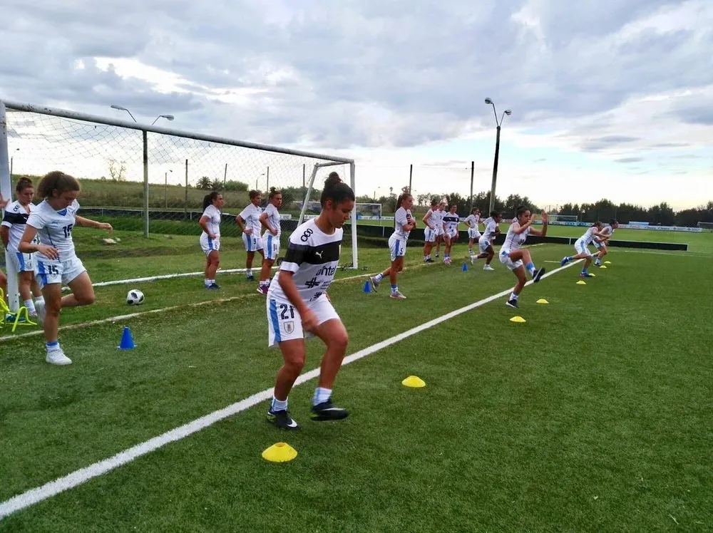 La selección uruguaya femenina se prepara para visitar a Francia
